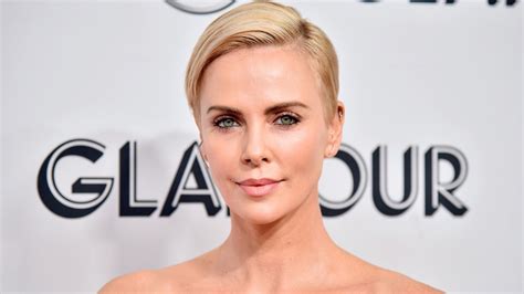 Charlize Theron bares all in magnificent photo as she makes。